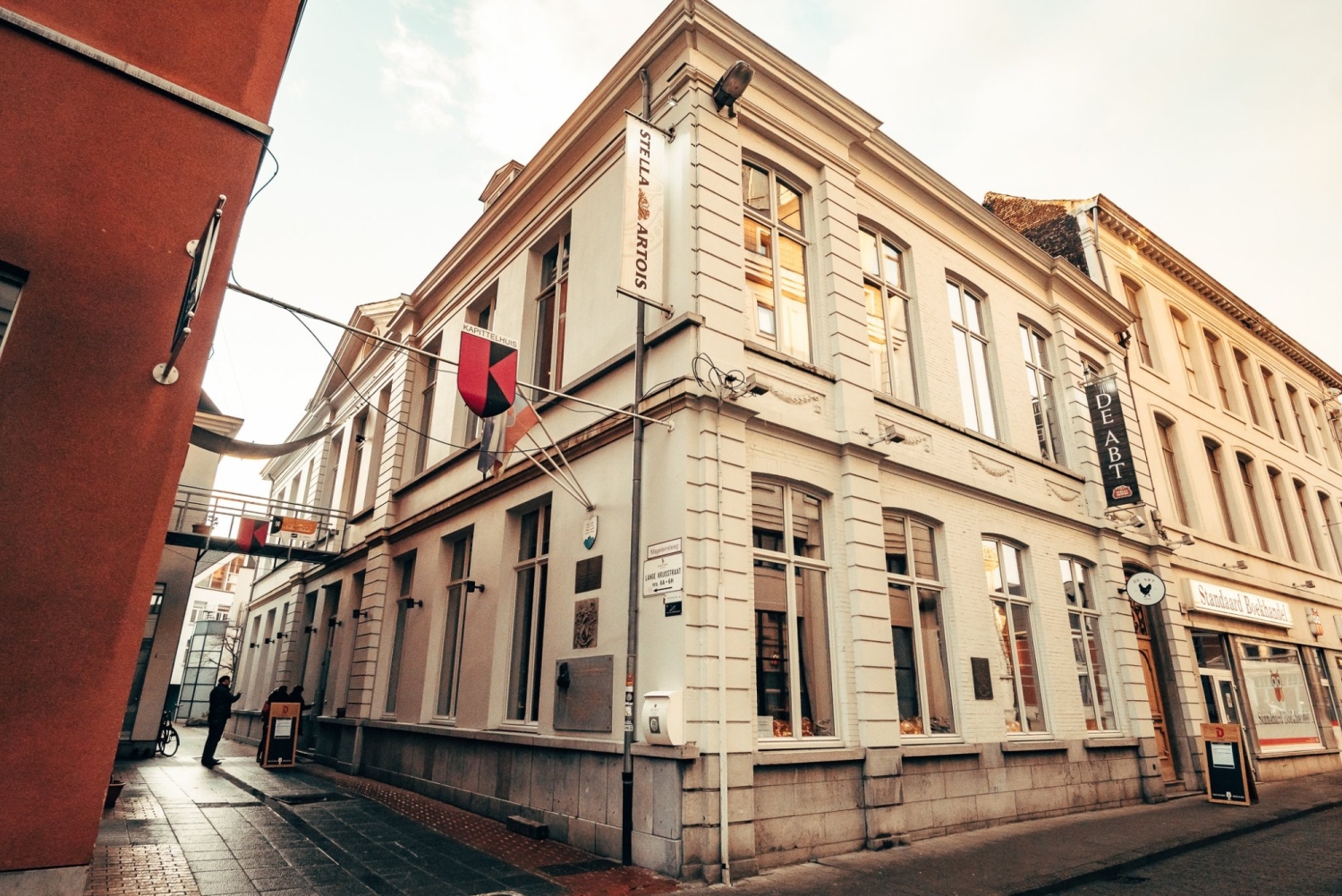 Historische gevel van De Abt van Orval in de Lange Kruisstraat, met de Sint-Baafskathedraal op de achtergrond
