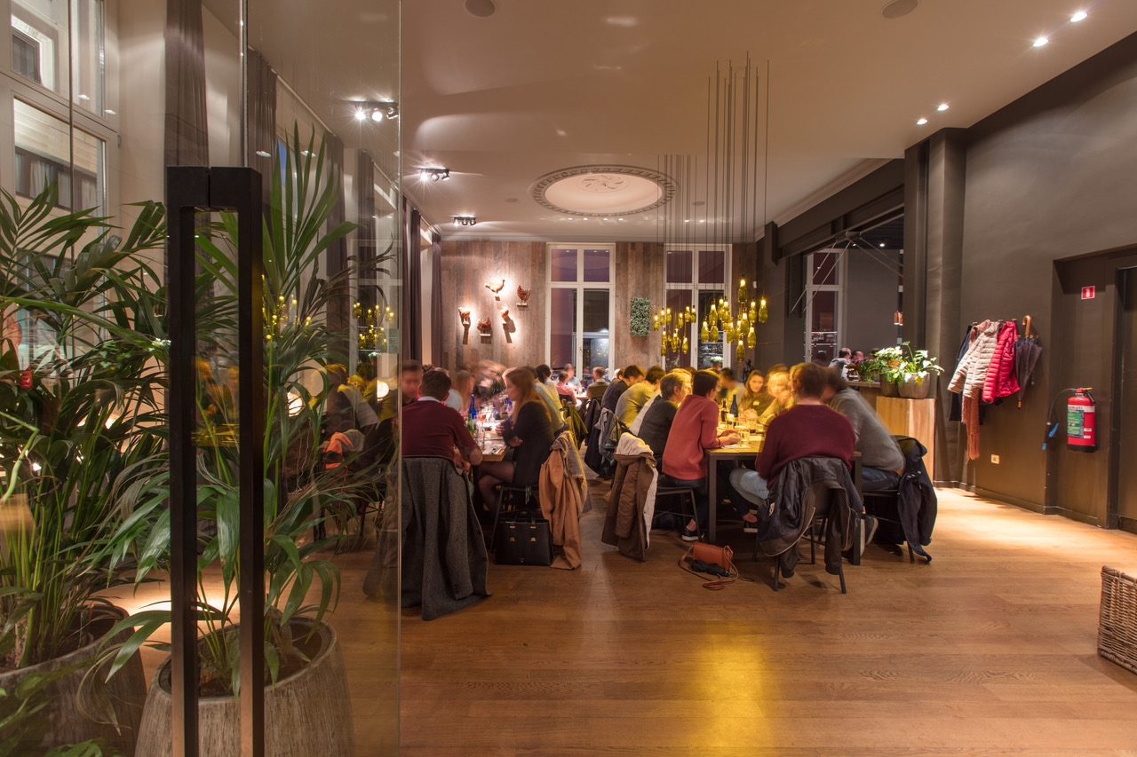 Lange gedekte groepstafel in een historische zaal