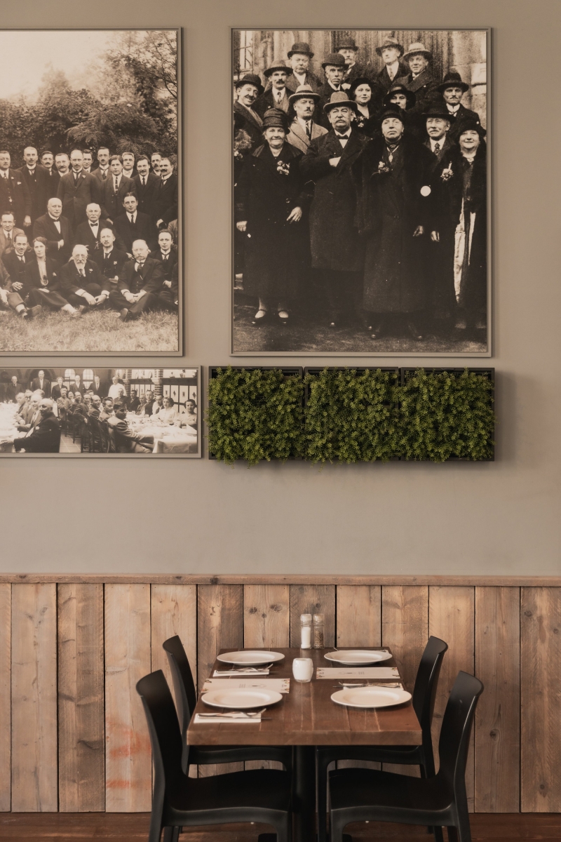 Detail uit het restaurantinterieur met houten lambrisering